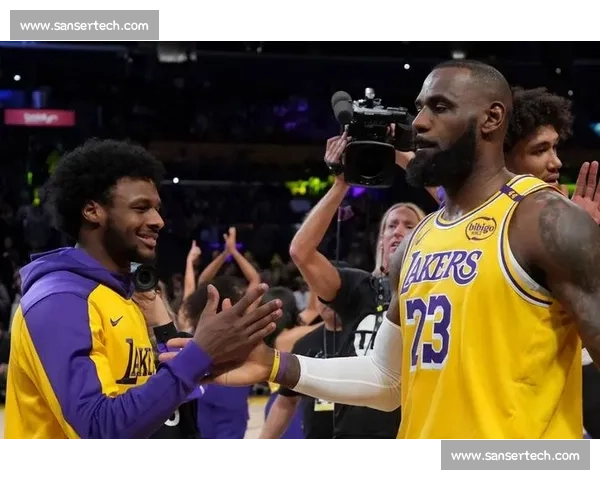 湖人大战火箭精彩对决 詹姆斯带队力拼年轻阵容挑战